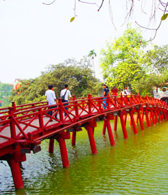 red-bridge-in-sword-lake